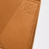 Porte-monnaie Puzzle à deux volets en cuir de veau grainé souple, couleur Light Canyon Brown Porte-monnaie Puzzle à deux volets en cuir de veau grainé souple, couleur Light Canyon Brown