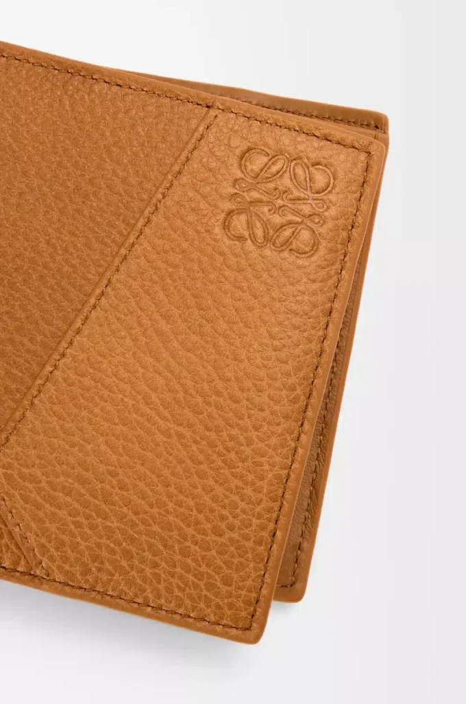 Porte-monnaie Puzzle à deux volets en cuir de veau grainé souple, couleur Light Canyon Brown Porte-monnaie Puzzle à deux volets en cuir de veau grainé souple, couleur Light Canyon Brown