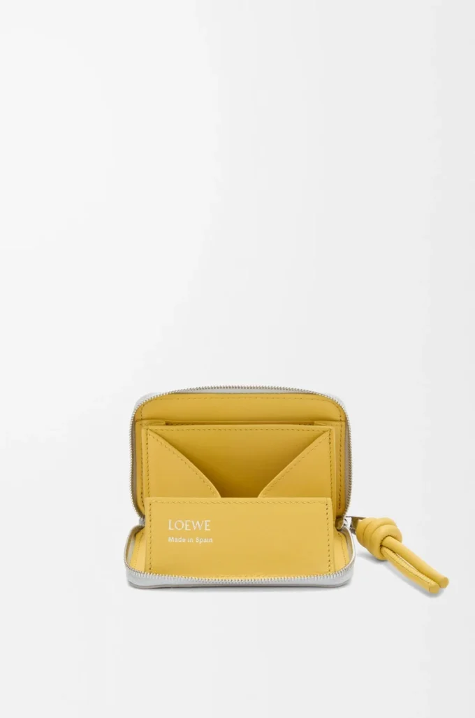 Porte-monnaie zippé en cuir nappa brillant gris coquillage/pissenlit Porte-monnaie zippé en cuir nappa brillant gris coquillage/pissenlit