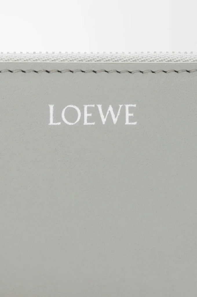 Porte-monnaie zippé en cuir nappa brillant gris coquillage/pissenlit Porte-monnaie zippé en cuir nappa brillant gris coquillage/pissenlit