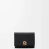 Portefeuille Anagram à trois volets en cuir de veau grainé Black/Gold Portefeuille Anagram à trois volets en cuir de veau grainé Black/Gold