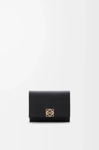 Portefeuille Anagram à trois volets en cuir de veau grainé Black/Gold