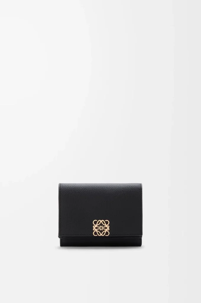 Portefeuille Anagram à trois volets en cuir de veau grainé Black/Gold Portefeuille Anagram à trois volets en cuir de veau grainé Black/Gold