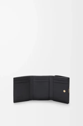 Portefeuille Anagram à trois volets en cuir de veau grainé Black/Gold
