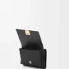 Portefeuille Anagram à trois volets en cuir de veau grainé Black/Gold Portefeuille Anagram à trois volets en cuir de veau grainé Black/Gold
