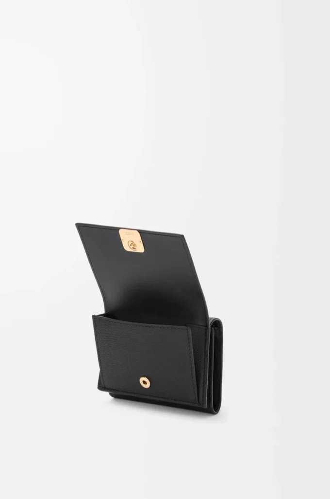 Portefeuille Anagram à trois volets en cuir de veau grainé Black/Gold Portefeuille Anagram à trois volets en cuir de veau grainé Black/Gold