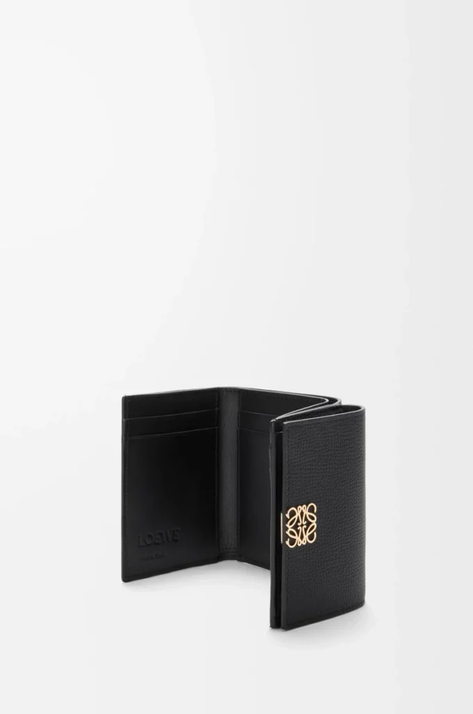 Portefeuille Anagram à trois volets en cuir de veau grainé Black/Gold Portefeuille Anagram à trois volets en cuir de veau grainé Black/Gold