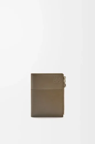 Portefeuille compact et fin en cuir de veau brillant    Vert kaki foncé/Vert kaki