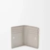 Portefeuille compact et fin en cuir de veau classique texturé gris coquillage Portefeuille compact et fin en cuir de veau classique texturé gris coquillage