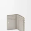 Portefeuille compact et fin en cuir de veau classique texturé gris coquillage Portefeuille compact et fin en cuir de veau classique texturé gris coquillage