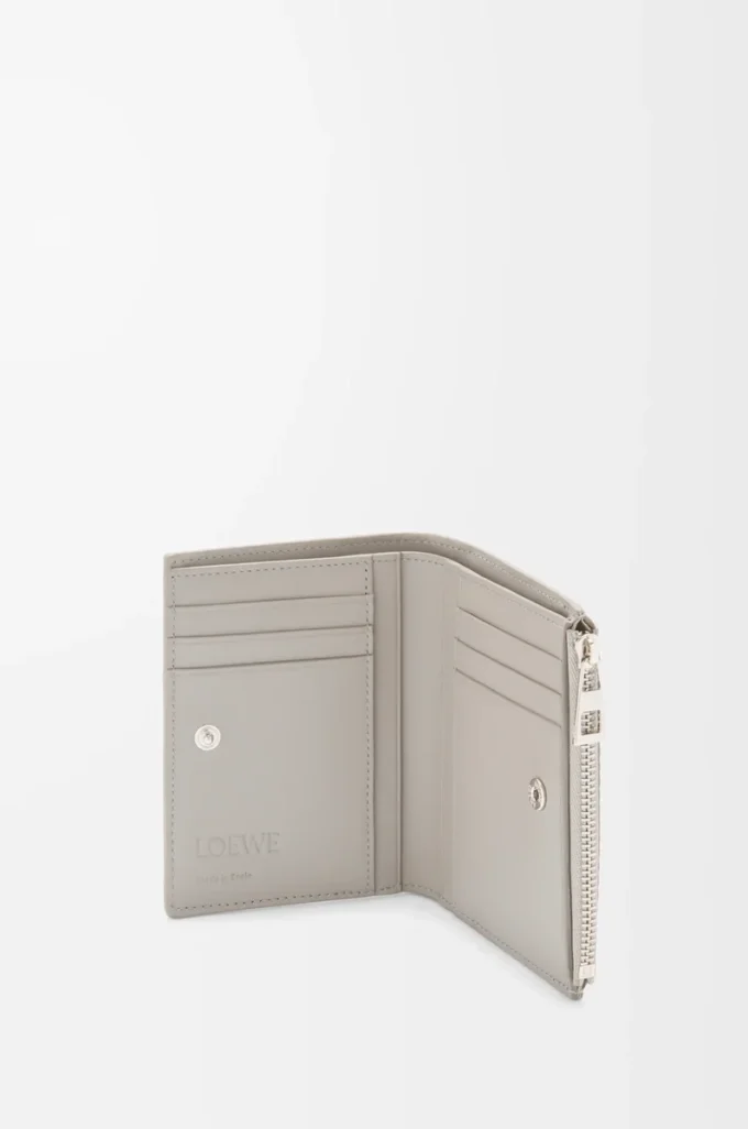 Portefeuille compact et fin en cuir de veau classique texturé gris coquillage Portefeuille compact et fin en cuir de veau classique texturé gris coquillage