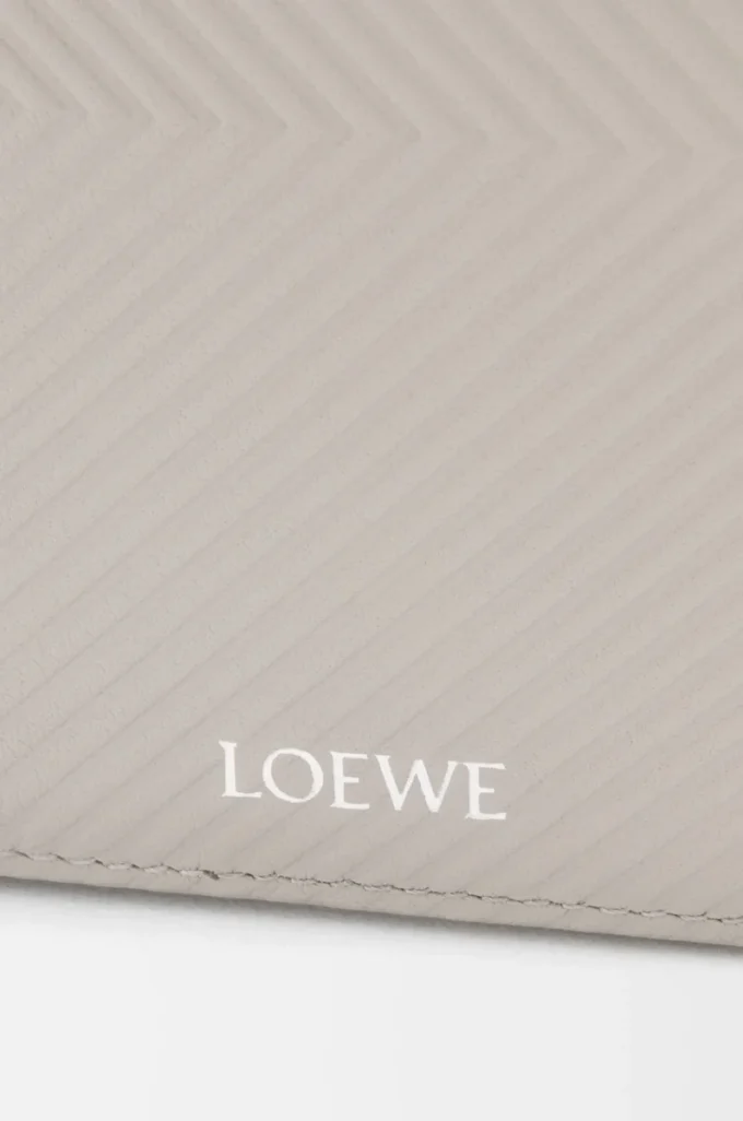 Portefeuille compact et fin en cuir de veau classique texturé gris coquillage Portefeuille compact et fin en cuir de veau classique texturé gris coquillage