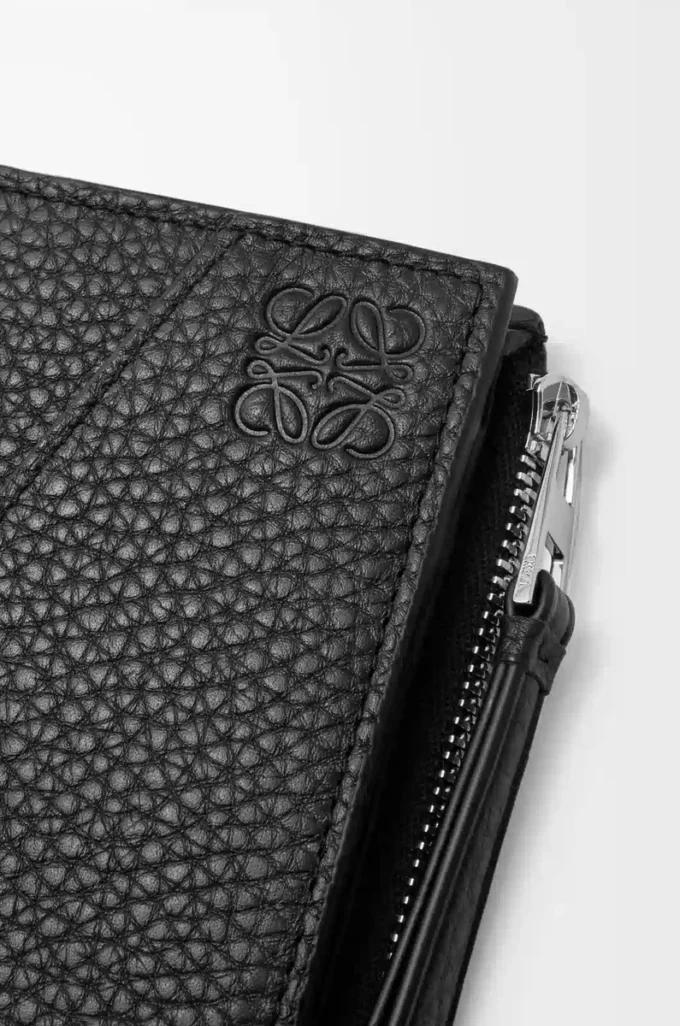 Portefeuille compact et fin Puzzle en cuir de veau grainé souple Noir Portefeuille compact et fin Puzzle en cuir de veau grainé souple Noir