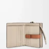 Portefeuille compact à fermeture éclair en cuir de veau grainé souple Rosemary/Tan