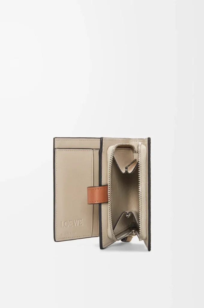 Portefeuille compact à fermeture éclair en cuir de veau grainé souple Rosemary/Tan