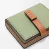Portefeuille compact à fermeture éclair en cuir de veau grainé souple Rosemary/Tan