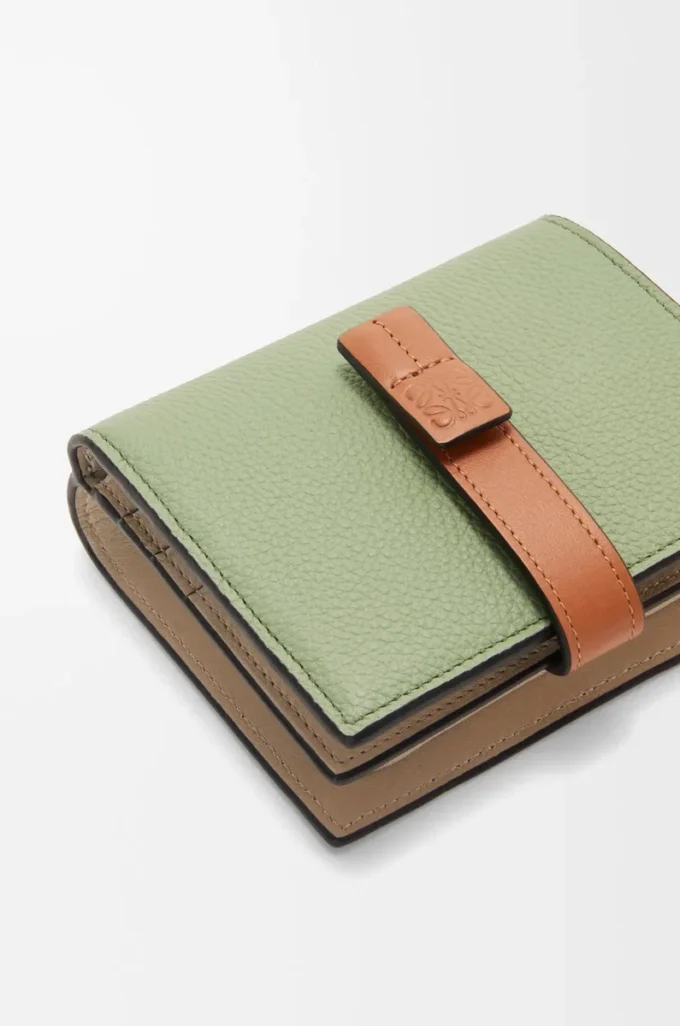 Portefeuille compact à fermeture éclair en cuir de veau grainé souple Rosemary/Tan
