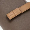 Portefeuille compact à fermeture éclair en cuir de veau grainé souple Taupe/Gold Portefeuille compact à fermeture éclair en cuir de veau grainé souple Taupe/Gold
