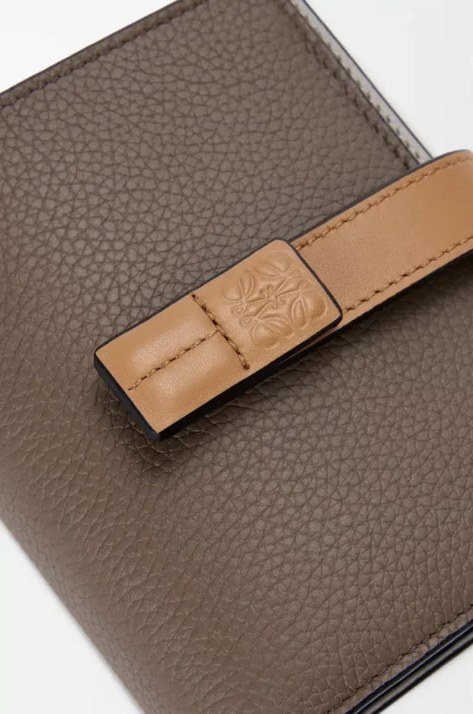 Portefeuille compact à fermeture éclair en cuir de veau grainé souple Taupe/Gold Portefeuille compact à fermeture éclair en cuir de veau grainé souple Taupe/Gold