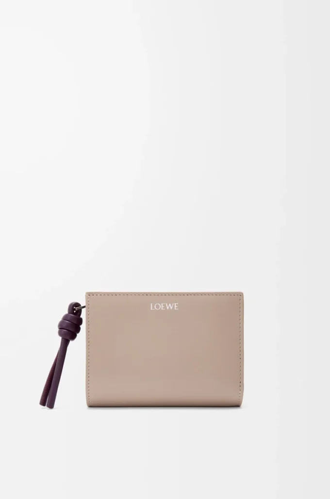 Portefeuille compact Knot en cuir de veau nappa brillant Clay/Plum