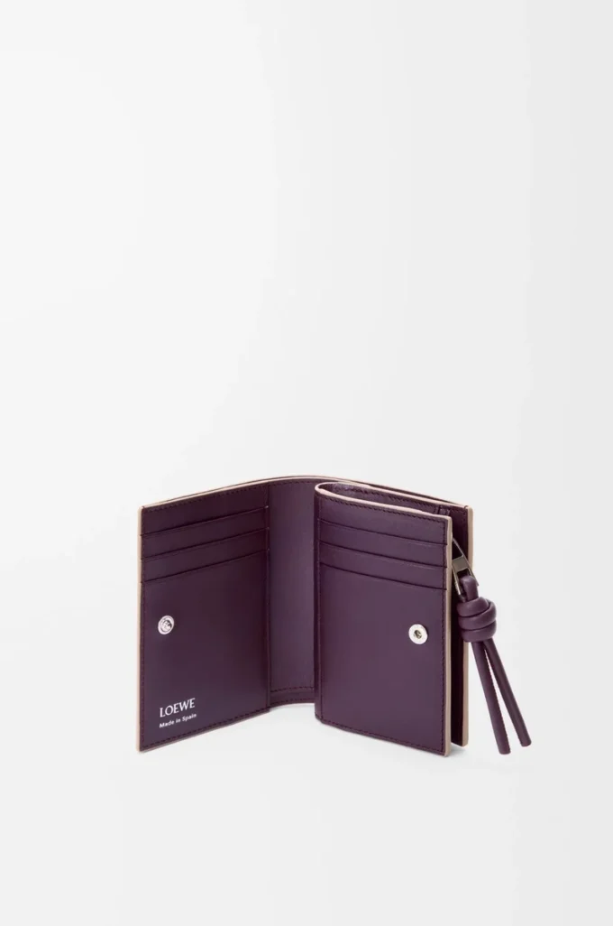 Portefeuille compact Knot en cuir de veau nappa brillant Clay/Plum