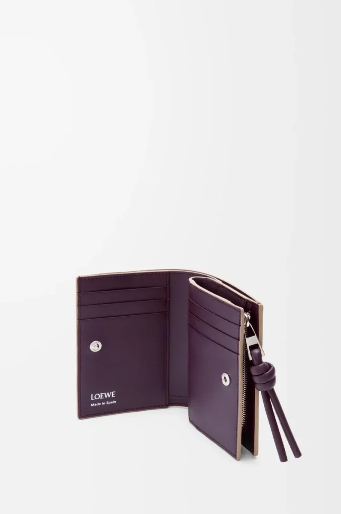 Portefeuille compact Knot en cuir de veau nappa brillant Clay/Plum