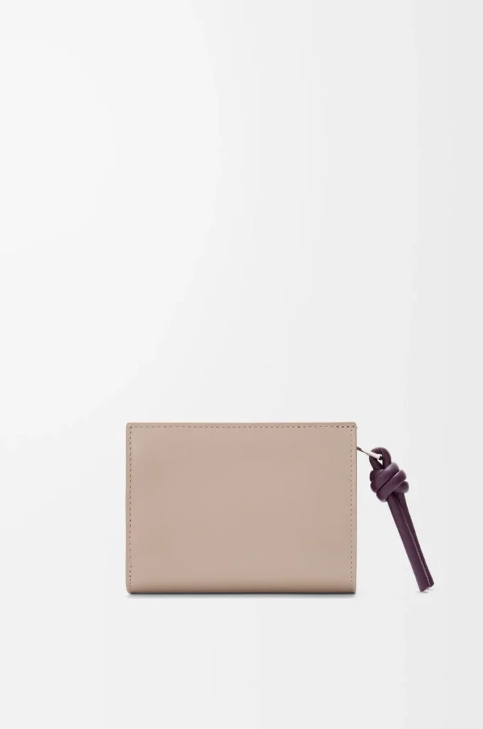Portefeuille compact Knot en cuir de veau nappa brillant Clay/Plum
