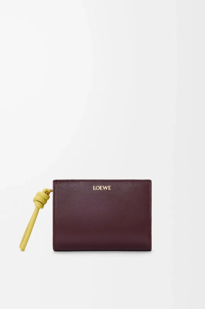 Portefeuille compact Knot en cuir de veau nappa brillant Dark Burgundy/Light Citrine Portefeuille compact Knot en cuir de veau nappa brillant Dark Burgundy/Light Citrine