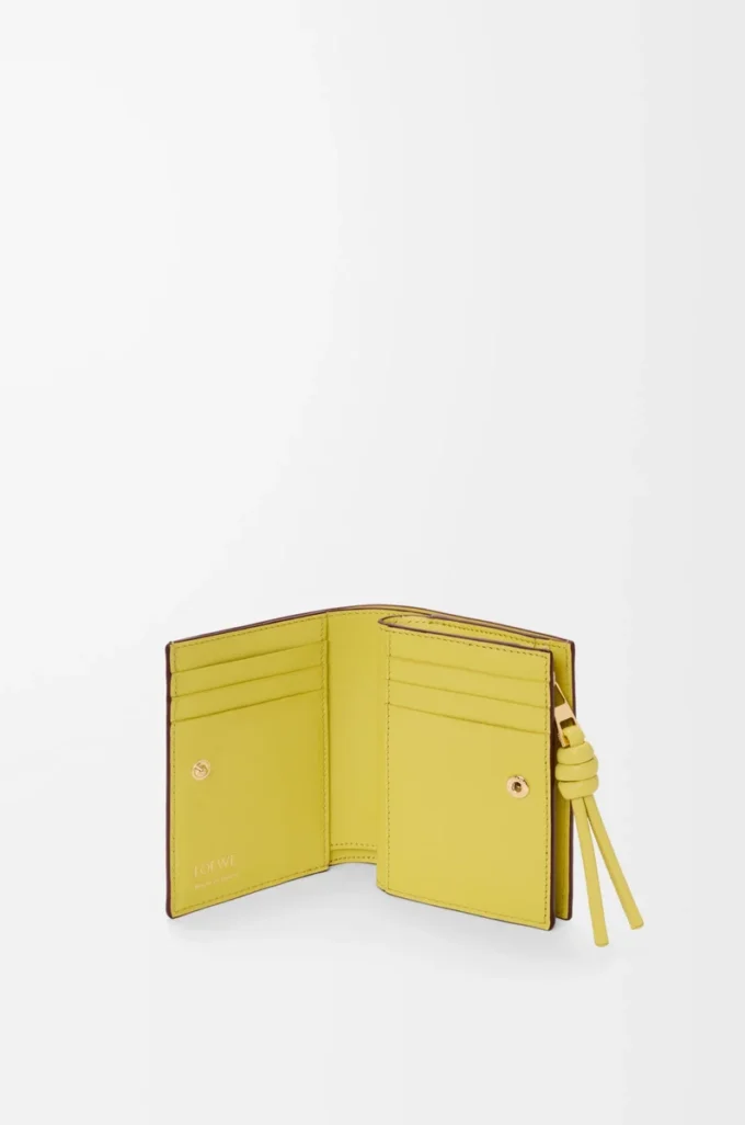 Portefeuille compact Knot en cuir de veau nappa brillant Dark Burgundy/Light Citrine Portefeuille compact Knot en cuir de veau nappa brillant Dark Burgundy/Light Citrine