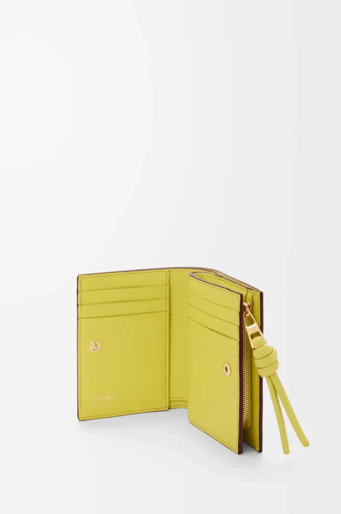 Portefeuille compact Knot en cuir de veau nappa brillant Dark Burgundy/Light Citrine Portefeuille compact Knot en cuir de veau nappa brillant Dark Burgundy/Light Citrine