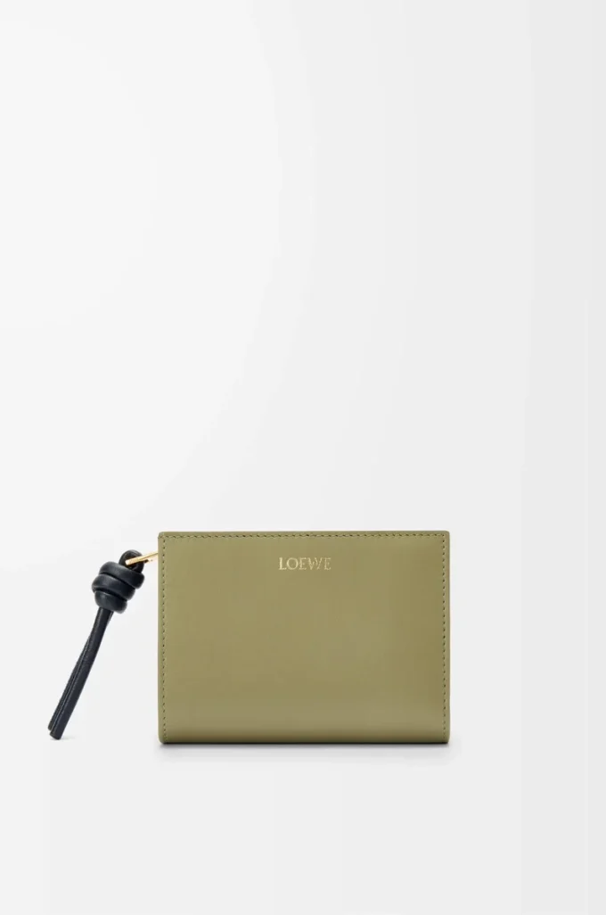 Portefeuille compact Knot en cuir de veau nappa brillant Eucalyptus/Deep Navy