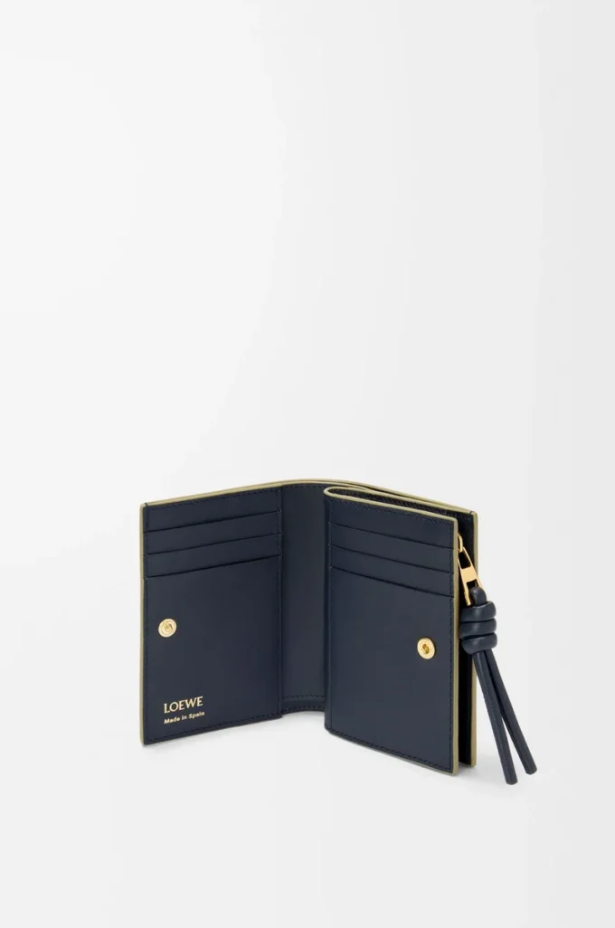 Portefeuille compact Knot en cuir de veau nappa brillant Eucalyptus/Deep Navy