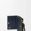 Portefeuille compact Knot en cuir de veau nappa brillant Eucalyptus/Deep Navy