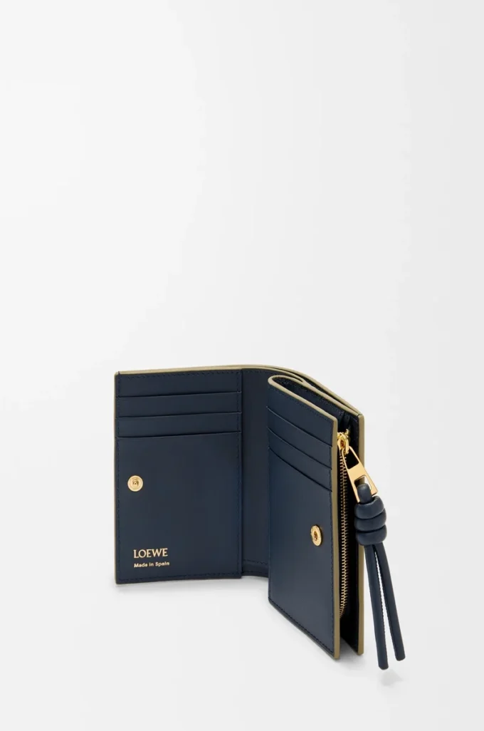 Portefeuille compact Knot en cuir de veau nappa brillant Eucalyptus/Deep Navy