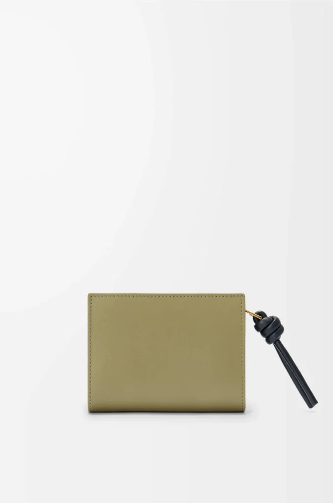 Portefeuille compact Knot en cuir de veau nappa brillant Eucalyptus/Deep Navy