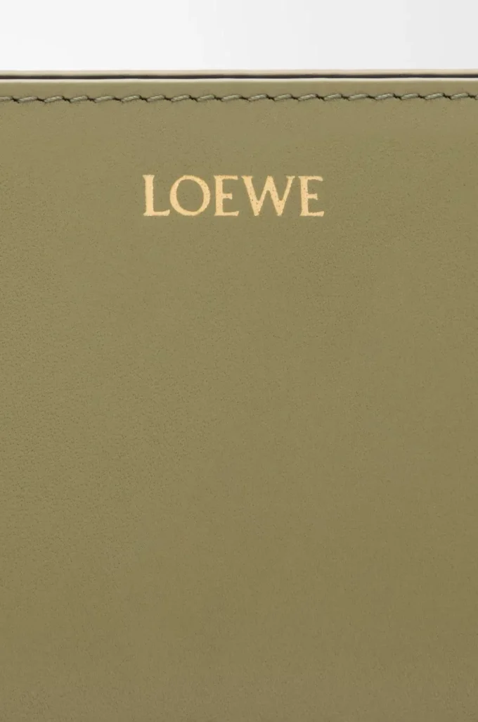 Portefeuille compact Knot en cuir de veau nappa brillant Eucalyptus/Deep Navy