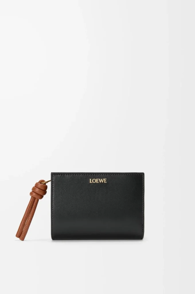 Portefeuille compact Knot en cuir de veau nappa brillant Noir/Écureuil