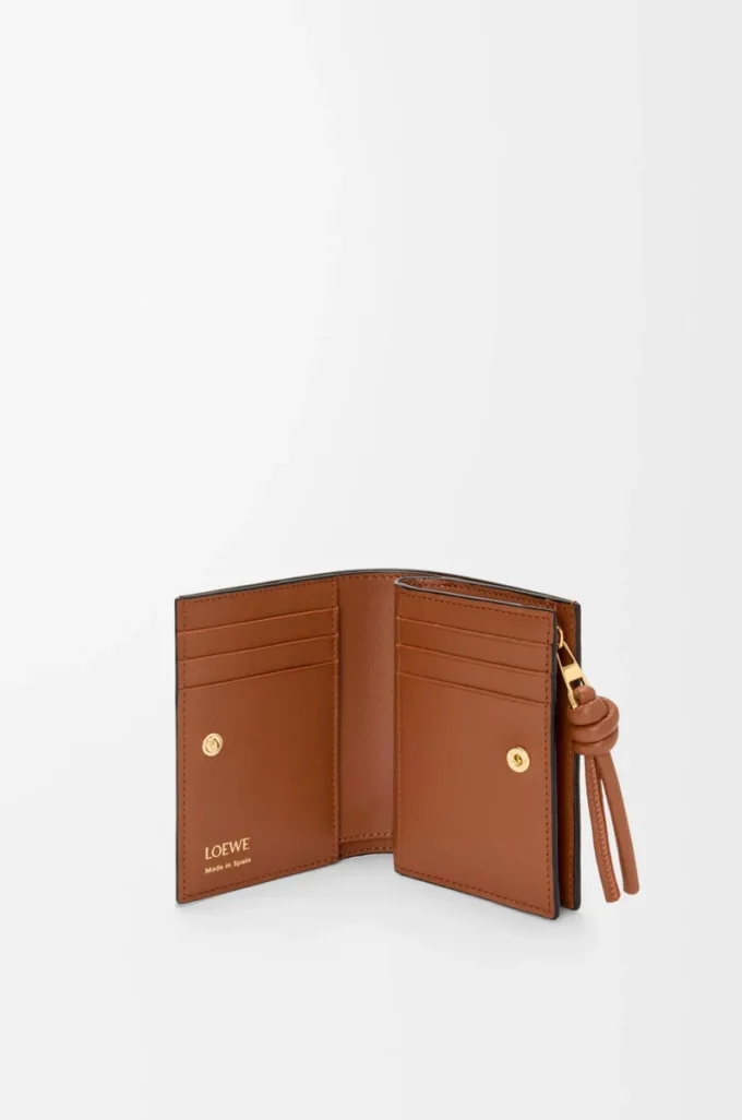 Portefeuille compact Knot en cuir de veau nappa brillant Noir/Écureuil