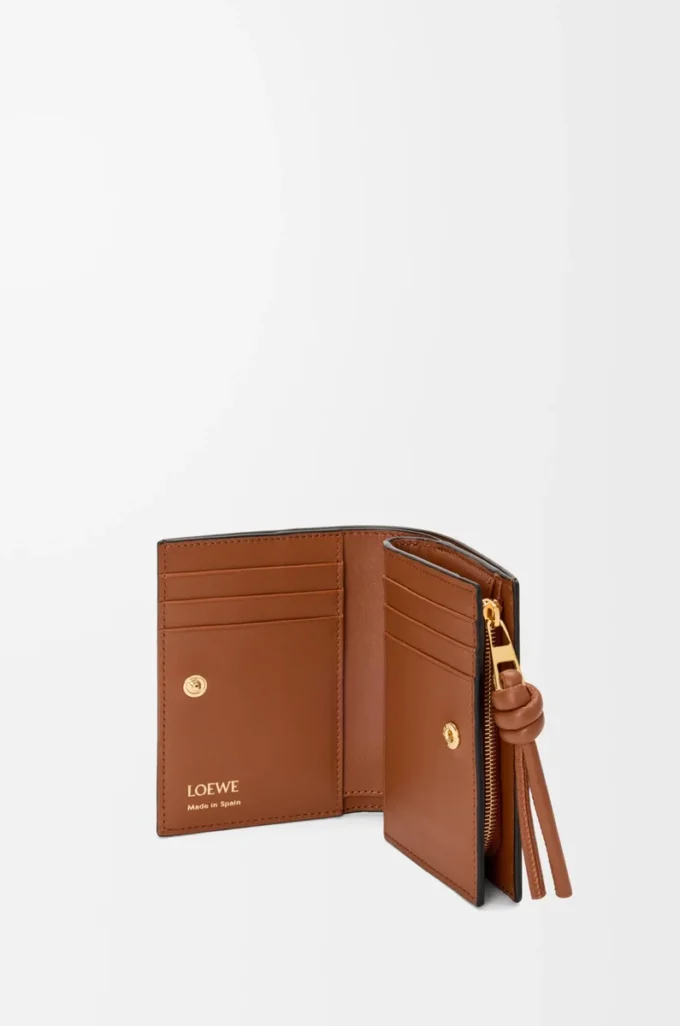 Portefeuille compact Knot en cuir de veau nappa brillant Noir/Écureuil