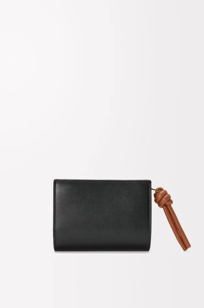 Portefeuille compact Knot en cuir de veau nappa brillant Noir/Écureuil