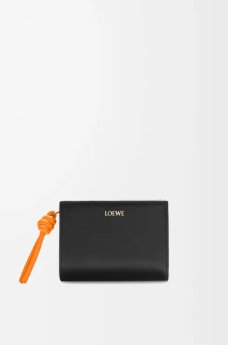 Portefeuille compact Knot en cuir de veau nappa brillant Noir/Orange vif
