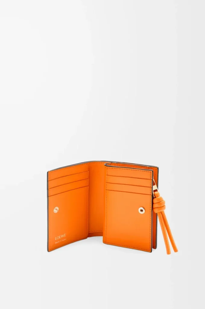 Portefeuille compact Knot en cuir de veau nappa brillant Noir/Orange vif