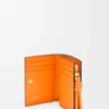 Portefeuille compact Knot en cuir de veau nappa brillant Noir/Orange vif