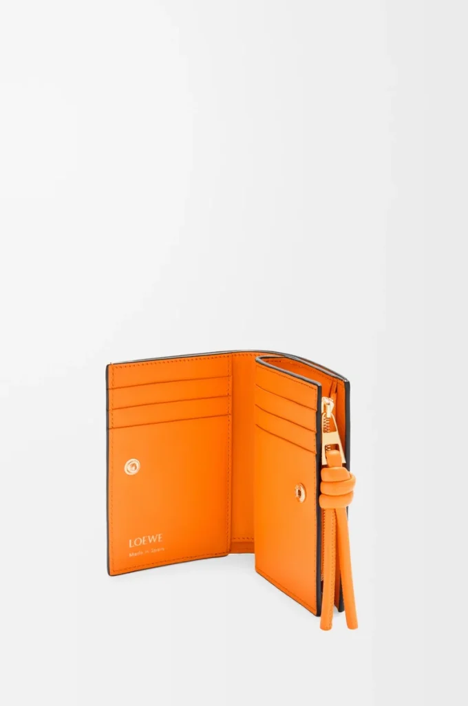 Portefeuille compact Knot en cuir de veau nappa brillant Noir/Orange vif