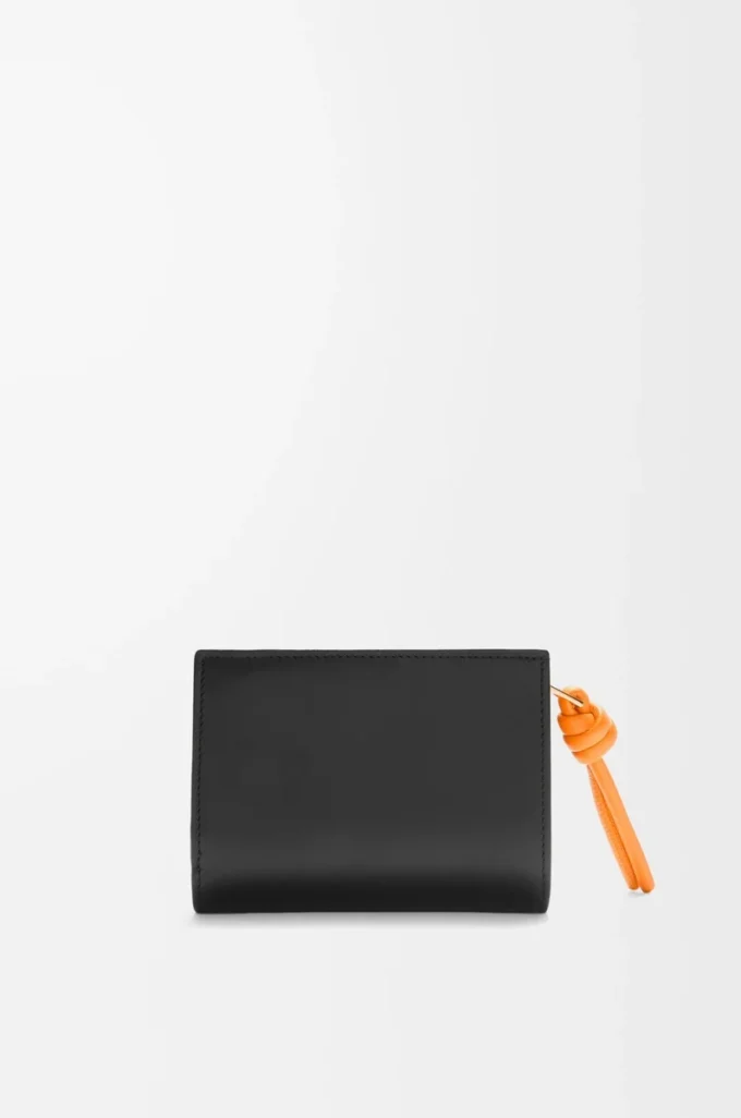 Portefeuille compact Knot en cuir de veau nappa brillant Noir/Orange vif