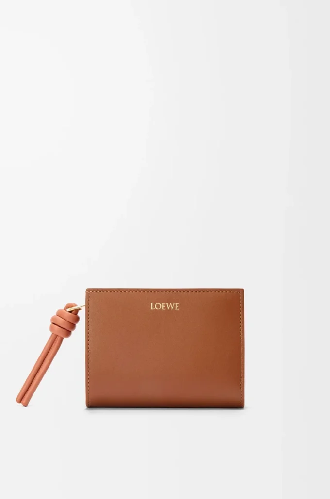 Portefeuille compact Knot en cuir de veau nappa brillant Tan/Papaya Portefeuille compact Knot en cuir de veau nappa brillant Tan/Papaya