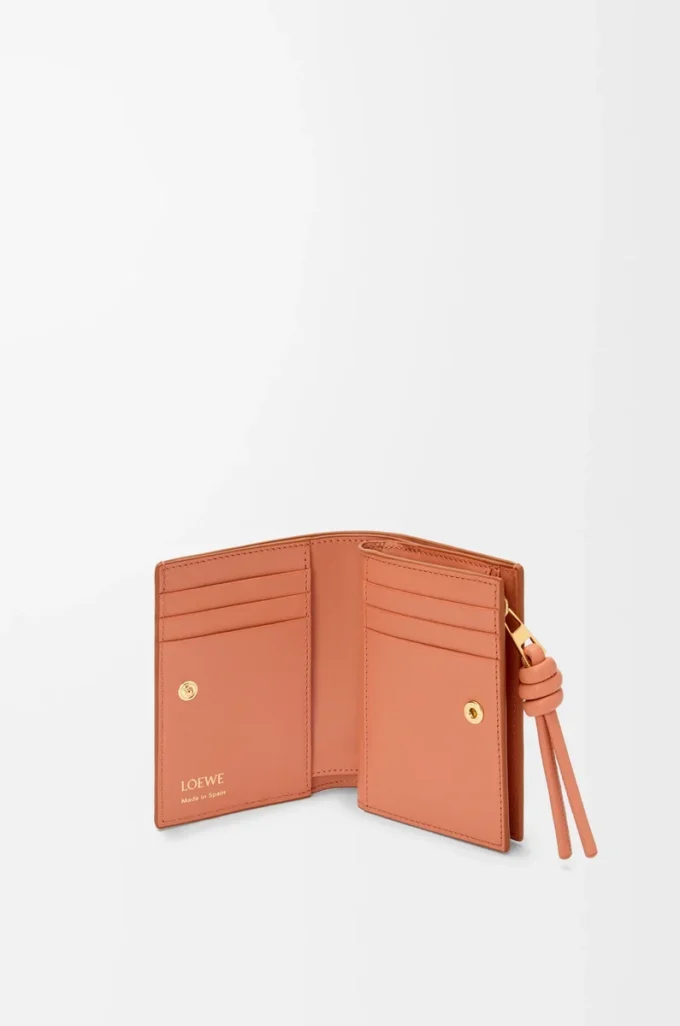 Portefeuille compact Knot en cuir de veau nappa brillant Tan/Papaya Portefeuille compact Knot en cuir de veau nappa brillant Tan/Papaya