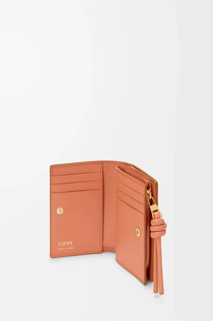 Portefeuille compact Knot en cuir de veau nappa brillant Tan/Papaya Portefeuille compact Knot en cuir de veau nappa brillant Tan/Papaya