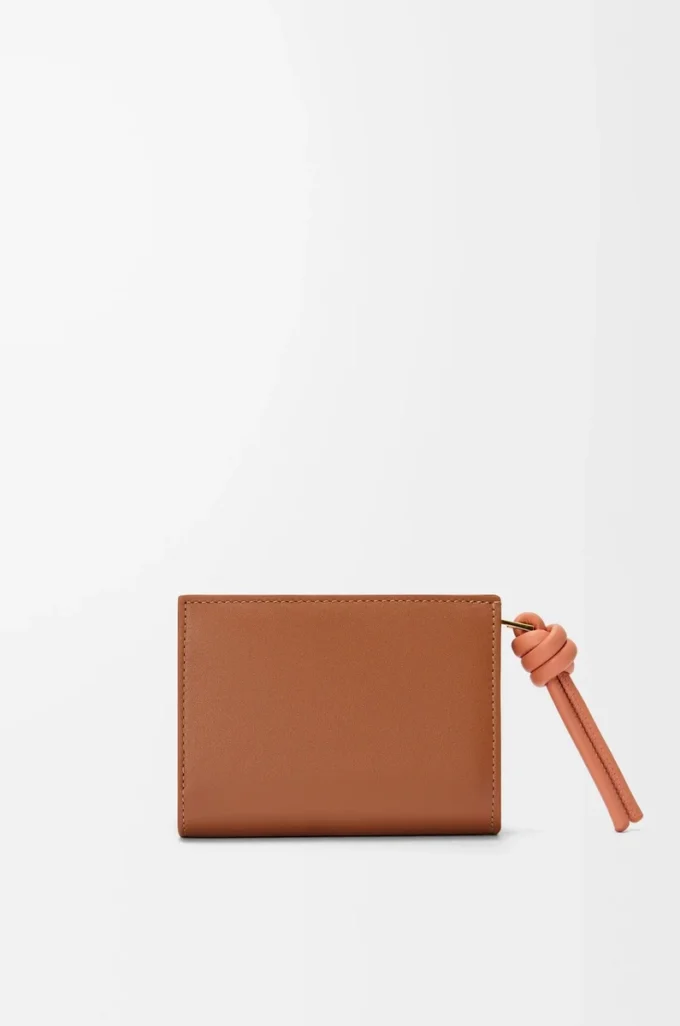 Portefeuille compact Knot en cuir de veau nappa brillant Tan/Papaya Portefeuille compact Knot en cuir de veau nappa brillant Tan/Papaya