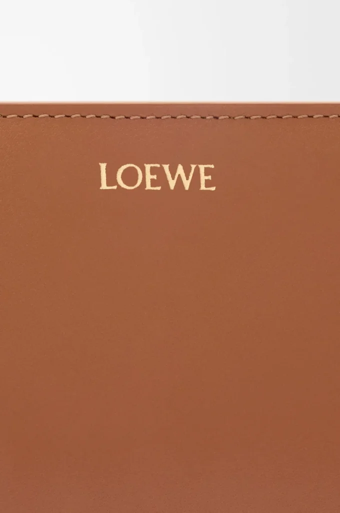 Portefeuille compact Knot en cuir de veau nappa brillant Tan/Papaya Portefeuille compact Knot en cuir de veau nappa brillant Tan/Papaya